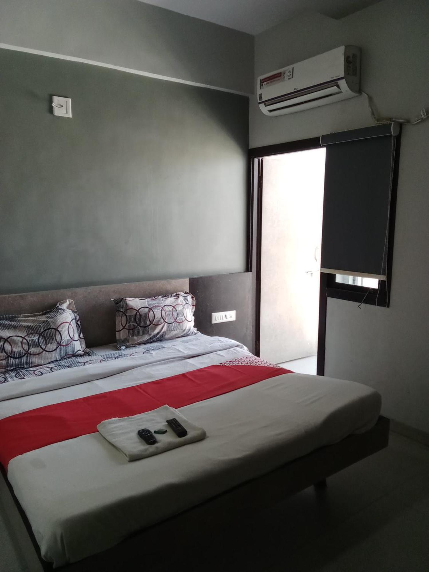Hotel Cm Palace & Guest House & P.G Rooms Kalol Room photo