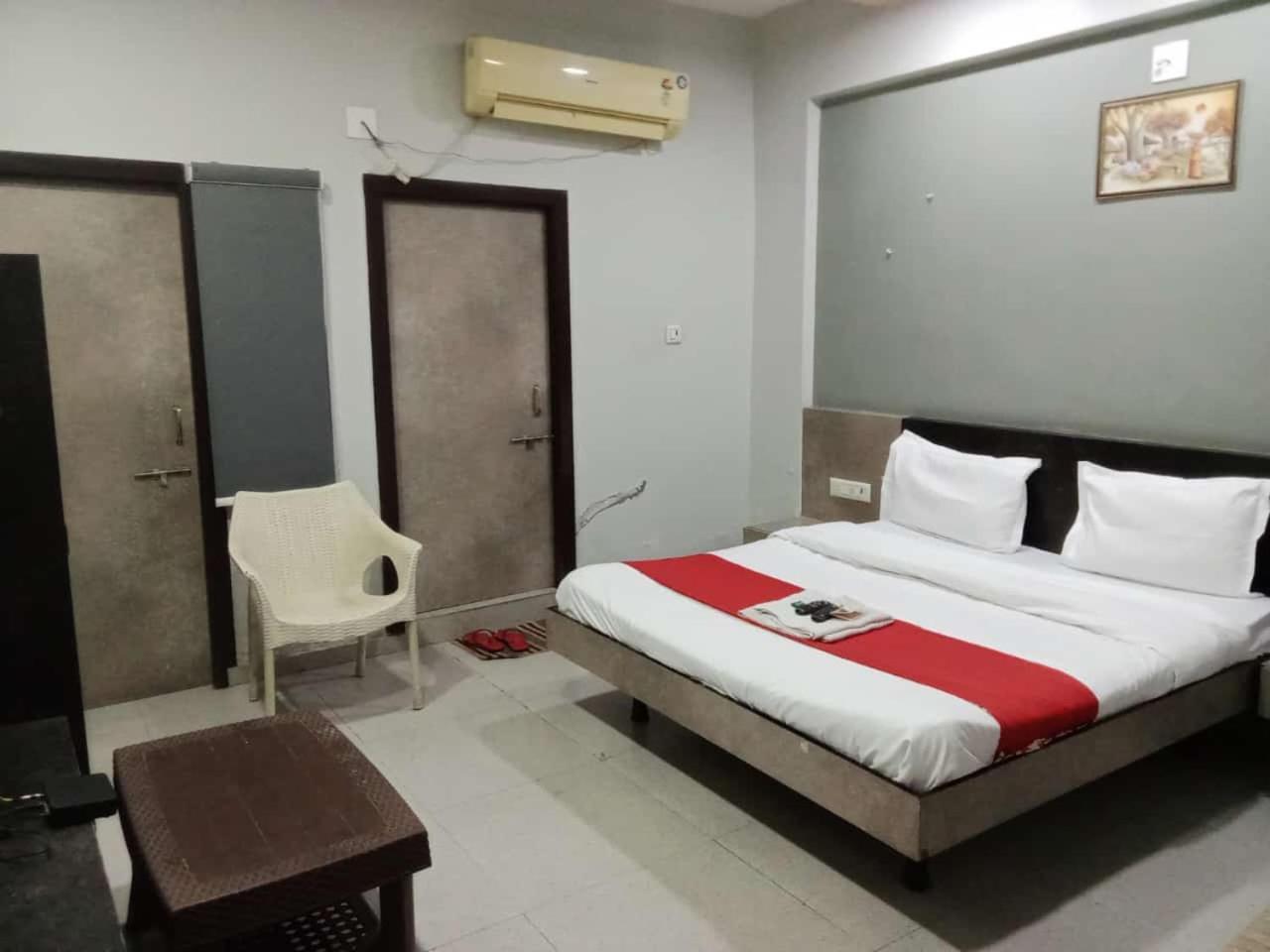 Hotel Cm Palace & Guest House & P.G Rooms Kalol Exterior photo