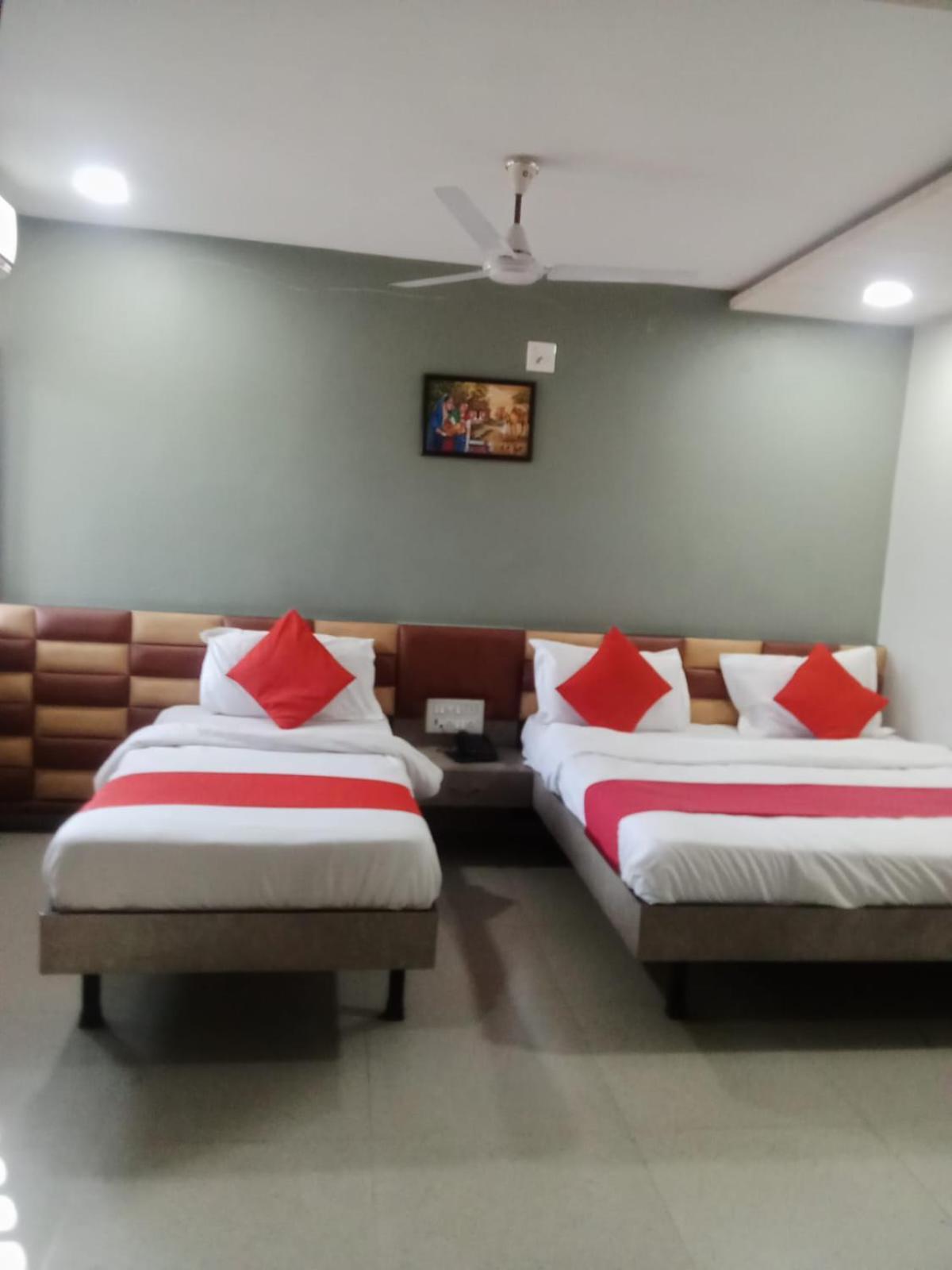 Hotel Cm Palace & Guest House & P.G Rooms Kalol Exterior photo