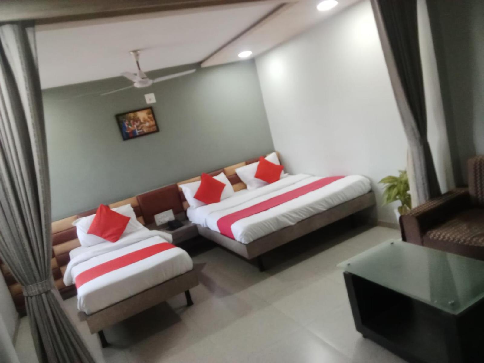 Hotel Cm Palace & Guest House & P.G Rooms Kalol Exterior photo